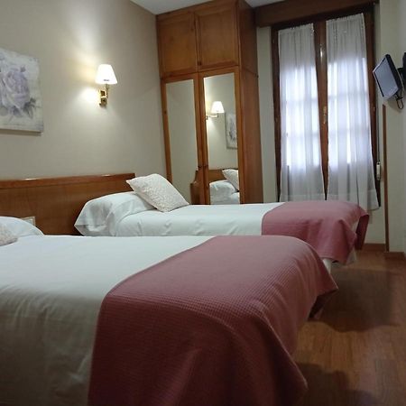 Hotel Los Robles Onís Kültér fotó
