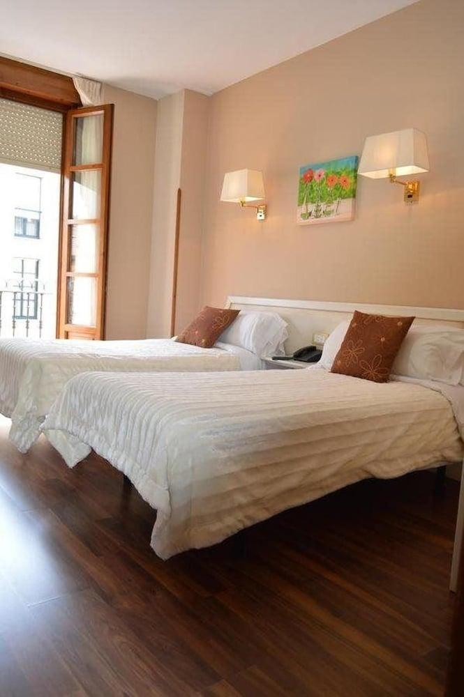 Hotel Los Robles Onís Kültér fotó