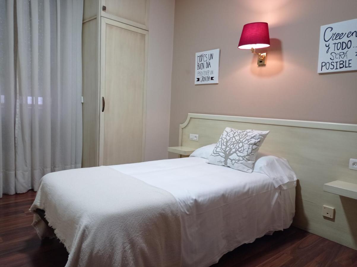 Hotel Los Robles Onís Kültér fotó