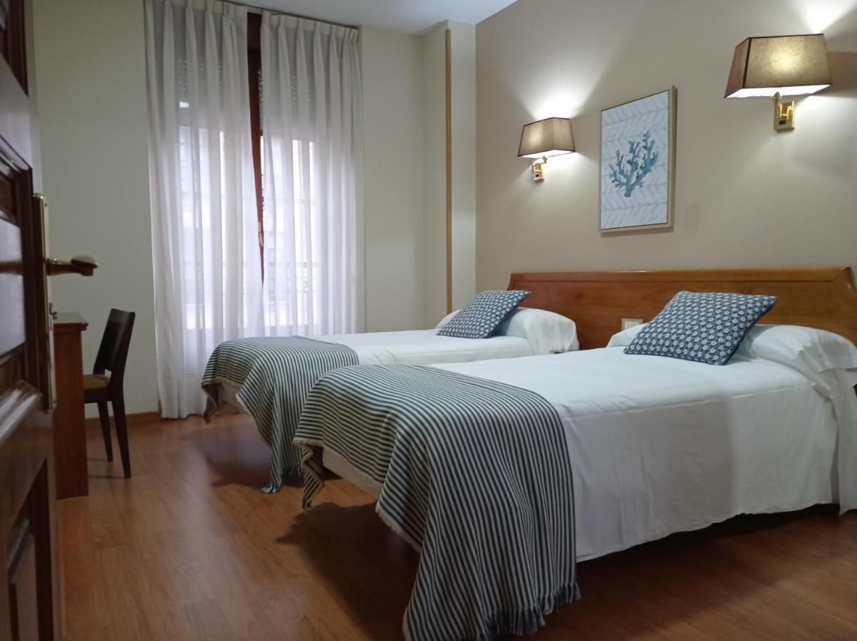 Hotel Los Robles Onís Kültér fotó