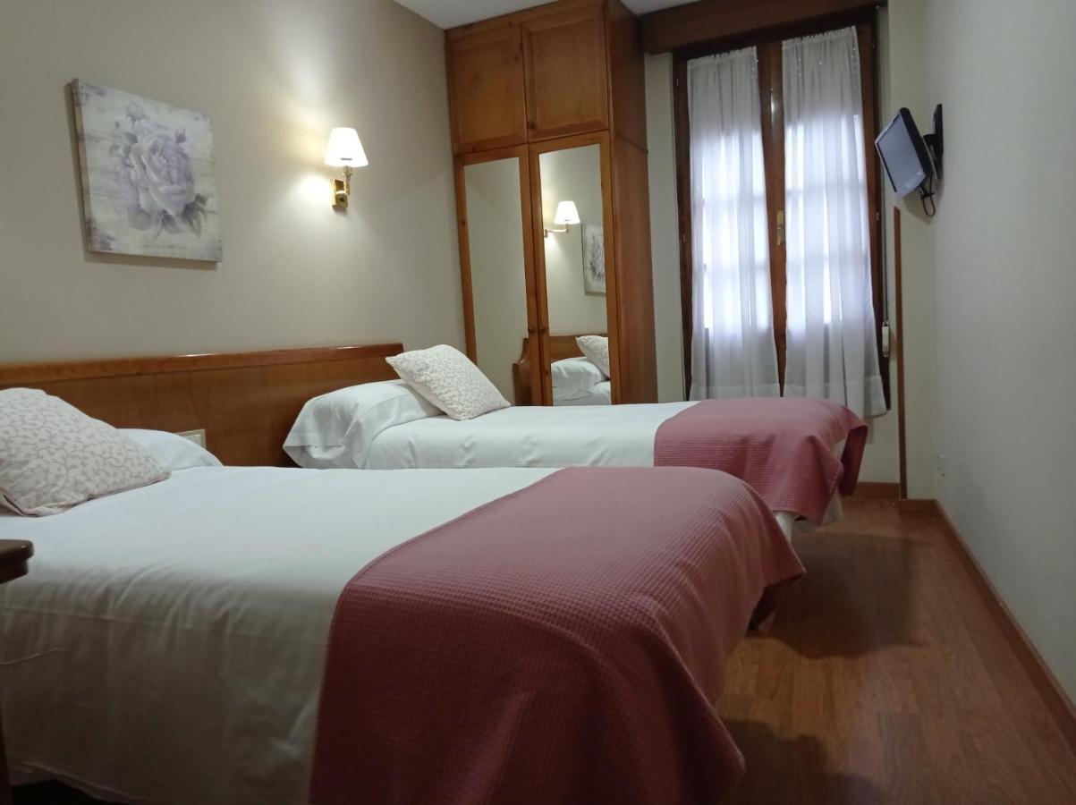 Hotel Los Robles Onís Kültér fotó