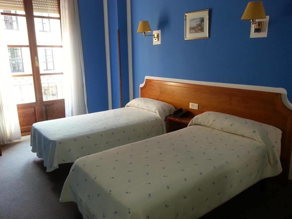 Hotel Los Robles Onís Kültér fotó
