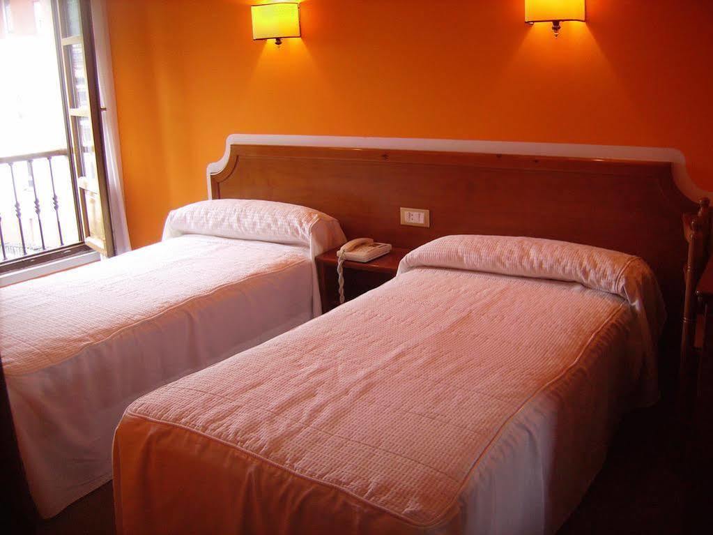 Hotel Los Robles Onís Kültér fotó